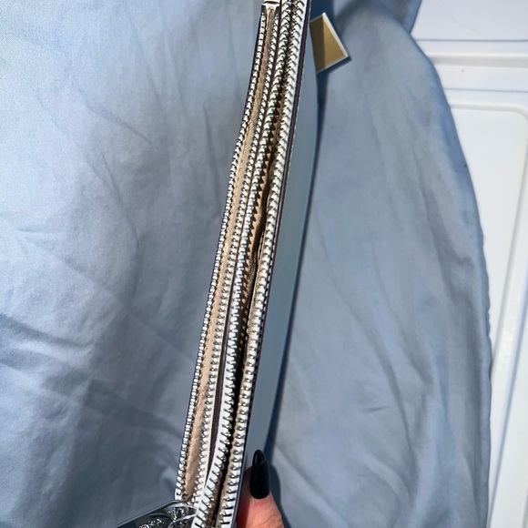 MICHAEL KORS: XL POP CLUTCH WRISTLET in Optic White Leather - Picture 4 of 6